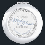 Espejo Compacto Dusty Blue Silver Lace de regalo de Boda Maid<br><div class="desc">Este espejo compacto está diseñado para regalar como regalo o favor a la doncella de honor en su fiesta de bodas. Presenta un diseño sencillo y elegante con fondo blanco, escritura azul polvorienta y un Relieve metalizado plateado con un borde de encaje floral. ¡Una forma perfecta de agradecerle por ser...</div>