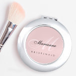 Espejo Compacto Elegante dama de honor personalizada<br><div class="desc">Regale a sus damas de honor un toque de descanso con nuestro Elegante Espejo Compacto Rosa de la Bridesmaid. Este compacto de inspiración vintage presenta una caligrafía delicada, personalizada con un nombre o un monograma, y su diseño rosa suave lo convierte en una simple y elegante fiesta nupcial o un...</div>