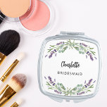 Espejo Compacto Eslavanda de la dama de honor flores eucalipto<br><div class="desc">Decorado con flores de lavanda y vegetación eucaliptica. Personalice y agregue el nombre de su dama de honor. Guión de estilo manuscrito negro.</div>