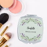 Espejo Compacto Eslavanda de la dama de honor florines eucaliptus<br><div class="desc">Un fondo verde sabio. Decorado con flores de lavanda y vegetación eucaliptica. Personalice y agregue el nombre de su dama de honor. Guión de estilo manuscrito negro.</div>
