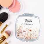 Espejo Compacto Flores silvestres de dama de honor beige rosa<br><div class="desc">Decorada con flores silvestres de color beige,  crema y rosa. Personalice y agregue el nombre de su dama de honor. Guión de estilo manuscrito negro.</div>