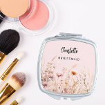 Espejo Compacto Flores silvestres de dama de honor crema beige ros<br><div class="desc">Un fondo rosa rubor. Decorada con flores silvestres de color beige,  crema y rosa. Personalice y agregue el nombre de su dama de honor. Guión de estilo manuscrito negro.</div>