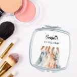 Espejo Compacto Las damas de honor visten a chicas bodas<br><div class="desc">Camaradas de novias rubias con vestidos. Personalice y agregue el nombre de su dama de honor. Guión de estilo manuscrito negro.</div>