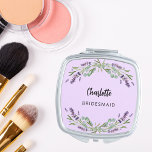 Espejo Compacto Malandra lavender violet flores eucalipto<br><div class="desc">Un fondo de color violeta. Decorado con flores de lavanda y vegetación eucaliptica. Personalice y agregue el nombre de su dama de honor. Guión de estilo manuscrito negro.</div>
