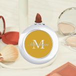 Espejo Compacto Monograma de la dama de honor Boda con estilo amar<br><div class="desc">Espejo compacto personalizado para tu boda dama de honor o dama de honor que tiene su nombre inicial estilizado en un fondo de color amarillo dorado y a la moda. Editar para reemplazar el nombre inicial. Seleccione su estilo de espejo compacto.</div>