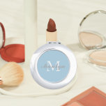 Espejo Compacto Monograma de la dama de honor Boda con estilo azul<br><div class="desc">Espejo compacto personalizado para tu boda dama de honor o dama de honor que tiene su nombre inicial estilizado en un fondo de color azul claro y moderno. Editar para reemplazar el nombre inicial. Seleccione su estilo de espejo compacto.</div>