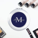 Espejo Compacto Monograma de la dama de honor Boda con estilo azul<br><div class="desc">Espejo compacto personalizado para tu boda dama de honor o dama de honor que tiene su nombre inicial y estilizado en un fondo de color azul marino de moda. Editar para reemplazar el nombre inicial. Seleccione su estilo de espejo compacto.</div>