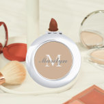 Espejo Compacto Monograma de la dama de honor Boda con estilo beig<br><div class="desc">Espejo compacto personalizado para tu boda dama de honor o dama de honor que tiene su nombre inicial estilizado en un fondo de color beige y a la moda. Editar para reemplazar el nombre inicial. Seleccione su estilo de espejo compacto.</div>