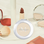 Espejo Compacto Monograma de la dama de honor Boda con estilo Cham<br><div class="desc">Espejo compacto personalizado para tu boda dama de honor o dama de honor que tiene su nombre inicial y estilizado en un fondo de color champán a la moda. Editar para reemplazar el nombre inicial. Seleccione su estilo de espejo compacto.</div>