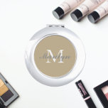 Espejo Compacto Monograma de la dama de honor Boda con estilo de K<br><div class="desc">Espejo compacto personalizado para tu boda dama de honor o dama de honor que tiene su nombre inicial estilizado en un fondo de color caqui a la moda. Editar para reemplazar el nombre inicial. Seleccione su estilo de espejo compacto.</div>
