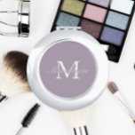 Espejo Compacto Monograma de la dama de honor Boda con estilo Mauv<br><div class="desc">Espejo compacto personalizado para su boda dama de honor o empleada doméstica que tiene su nombre inicial y estilizado en un fondo de color moderno y malva. Editar para reemplazar el nombre inicial. Seleccione su estilo de espejo compacto. Personalizar para cambiar los estilos y tamaños de letra si lo desea....</div>