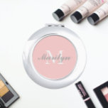 Espejo Compacto Monograma de la dama de honor Boda con estilo rosa<br><div class="desc">Espejo compacto personalizado para tu boda dama de honor o dama de honor que tiene su nombre inicial en un fondo de color rosa moderno y ondulado. Editar para reemplazar el nombre inicial. Seleccione su estilo de espejo compacto.</div>
