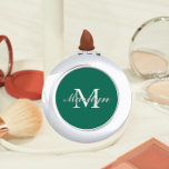 Espejo Compacto Monograma de la dama de honor Boda con estilo verd<br><div class="desc">Espejo compacto personalizado para tu boda dama de honor o dama de honor que tiene su nombre inicial estilizado en un fondo verde esmeralda y a la moda. Editar para reemplazar el nombre inicial. Seleccione su estilo de espejo compacto.</div>