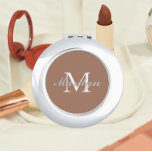Espejo Compacto Monograma de la dama de honor Boda estilizada Moch<br><div class="desc">Espejo compacto personalizado para tu boda dama de honor o dama de honor que tiene su nombre inicial estilizado en un fondo de color mocha de moda. Editar para reemplazar el nombre inicial. Seleccione su estilo de espejo compacto.</div>