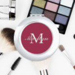 Espejo Compacto Monograma de la dama de honor con estilo rojo<br><div class="desc">Espejo compacto personalizado para tu boda dama de honor o dama de honor que tiene su nombre inicial y estilizado en un fondo de color rojo vitivinícola a la moda. Editar para reemplazar el nombre inicial. Seleccione su estilo de espejo compacto.</div>
