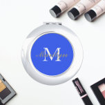 Espejo Compacto Monograma de la dama de honor del Boda con estilo<br><div class="desc">Espejo compacto personalizado para tu boda dama de honor o dama de honor que tiene su nombre inicial estilizado en un fondo de color azul real y a la moda. Editar para reemplazar el nombre inicial. Seleccione su estilo de espejo compacto.</div>