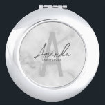Espejo Compacto Monograma y nombre de la moderna dama de honor per<br><div class="desc">Modern Personalized Bridesmaid's Monogram and Name Gifts Este diseño presenta el nombre personalizado de la dama de honor con estilo de letra de escritura a mano gris y moderno y monograma con estilo de fuente sans serif gris claro y estilo de fuente serif como fondo, con detalles bodas en estilo...</div>