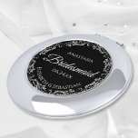 Espejo Compacto Regalo de dama de honor Elegante encaje negro y pl<br><div class="desc">Estos espejos compactos están diseñados para dar como favores a las damas de honor en tu fiesta de boda. Presentan un diseño sencillo pero elegante con un fondo negro clásico, letras de guión y un Relieve metalizado gris plateado con un borde de encaje floral. ¡Una forma perfecta de agradecer a...</div>