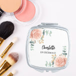 Espejo Compacto Rosa de dama de honor florals eucalipto verde<br><div class="desc">Decorada con rosas de oro rosa de color acuático,  vegetación eucalipto y estribillos dorados. Personalice y agregue el nombre de su dama de honor. Guión de estilo manuscrito negro.</div>