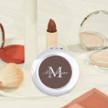 Espejo Compacto Taupe Bridesmaid Inicial y Nombre<br><div class="desc">Espejo compacto personalizado para tu boda dama de honor o dama de honor que tiene su nombre inicial en un fondo a la moda y color taupe. Editar para reemplazar el nombre inicial. Seleccione su estilo de espejo compacto.</div>