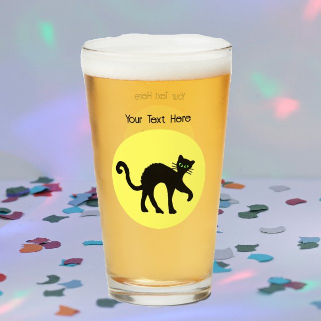 Espeluznante Gato Negro Arqueado Hacia Atrás Luna  (Black Cat arched back green eyes against full yellow moon on glass drink tumbler.)
