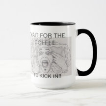 Espere el café para golpear adentro la taza con el