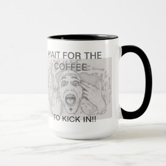 Espere el café para golpear adentro la taza con el