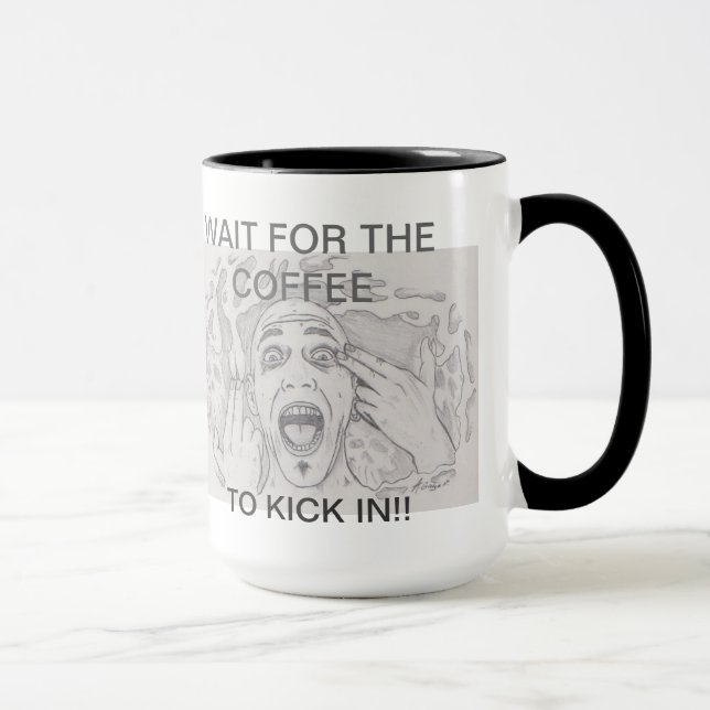 Espere el café para golpear adentro la taza con el (Derecha)
