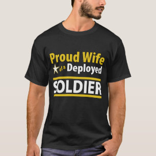 Esposa orgullosa de una camisa desplegada del