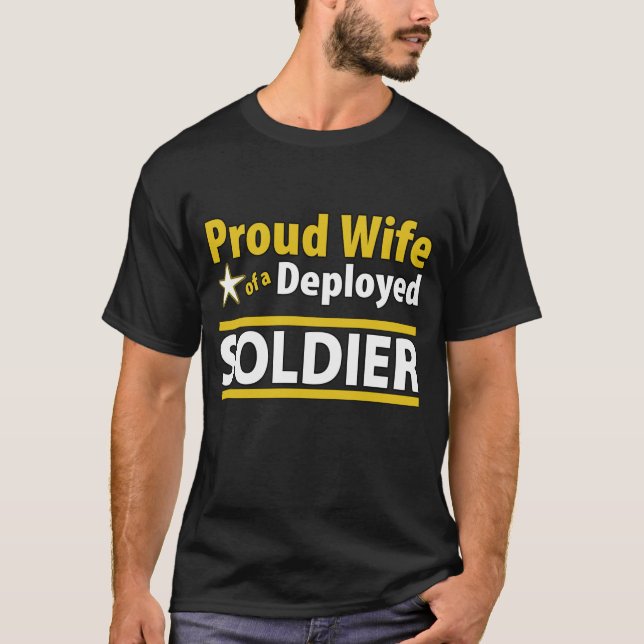 Esposa orgullosa de una camisa desplegada del (Anverso)