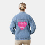 Esposa para la vida en la Chaqueta Denim del Coraz<br><div class="desc">Esta es una chaqueta de denim súper divertida y a la moda para los recién casados,  que se acentúa con Wifey por Lifey escrito en un corazón rosa brillante.</div>