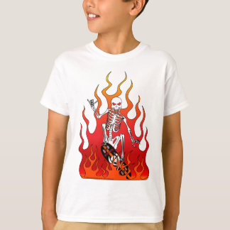 Esqueleto en el monopatín con la camiseta del niño