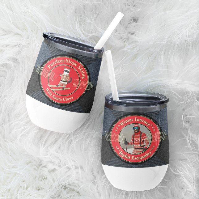 Esquí con botella de agua Santa Claw (The front and back of a Santa Claws water bottle are lined up.)