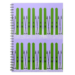 Esquí verde sobre cuaderno morado