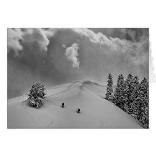 Esquiadores de travesía en nieve fresca
