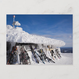 Esquíes en una estación de esquí, postal de Laplan