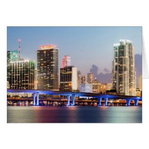 Esquina iluminada del centro de Miami al atardecer