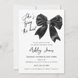 Está atando la invitación a la ducha de novia de K