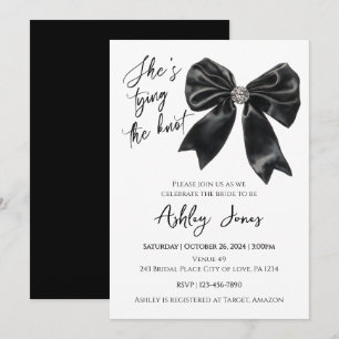 Está atando la invitación a la ducha de novia de K