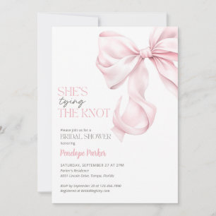 Está atando la invitación a la ducha de novia Knot