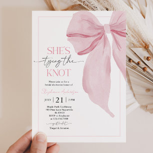 Está atando la invitación a la ducha de novia Knot
