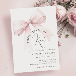 Está atando la invitación a la ducha de novia Knot