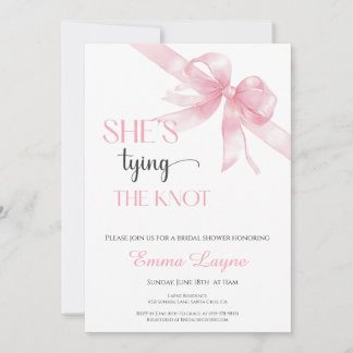 Está atando la invitación a la ducha de novia Knot