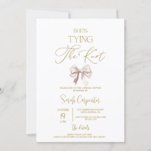 Está atando la invitación a la ducha de novias de