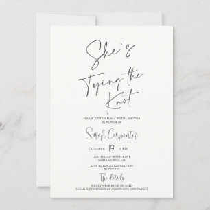Está atando la invitación a la ducha de novias de
