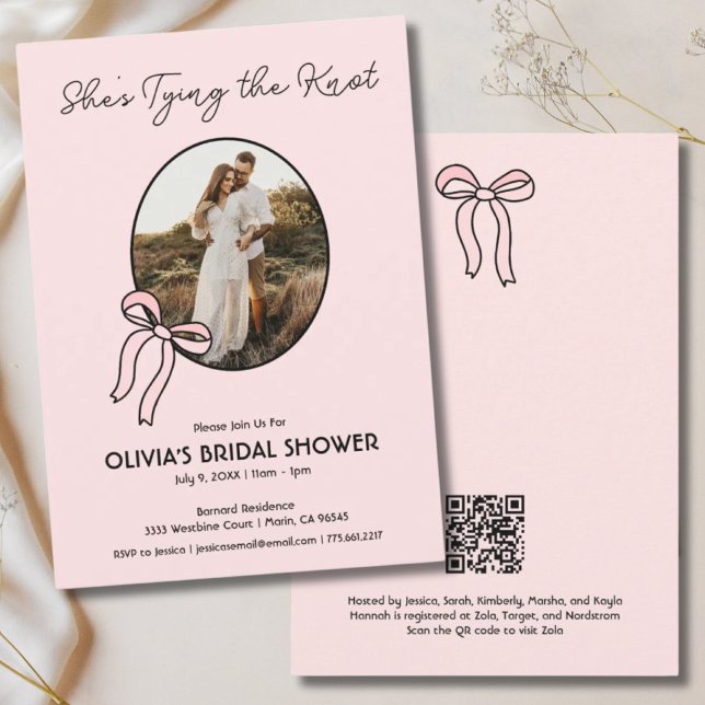 Está atando la invitación a la ducha de novias de  (She's Tying the Knot Pink Bow Bridal Shower Invite)