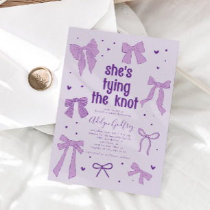 Está atando la invitación a la ducha de novias de