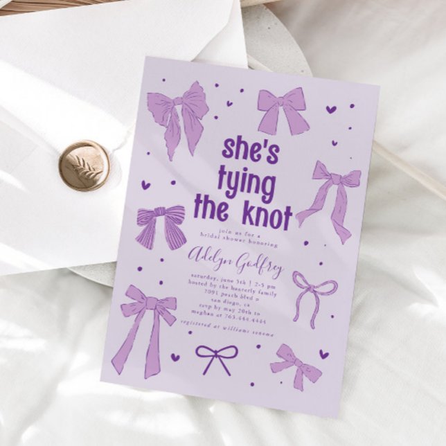 Está atando la invitación a la ducha de novias de  (Subido por el creador)