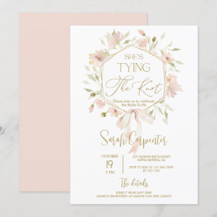 Está atando la invitación a la ducha de novias de 