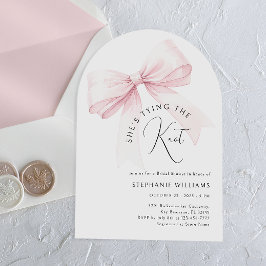 Está atando la invitación a la ducha de novias del